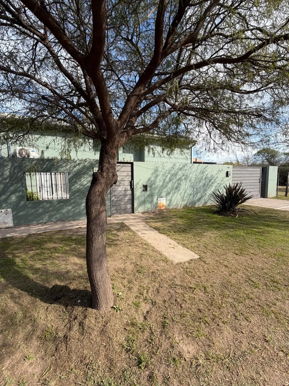 CASA EN VENTA EN VILLA RIVERA INDARTE, UN DORMITORIO, UN BAÑO, COCHERA Y ASADOR.