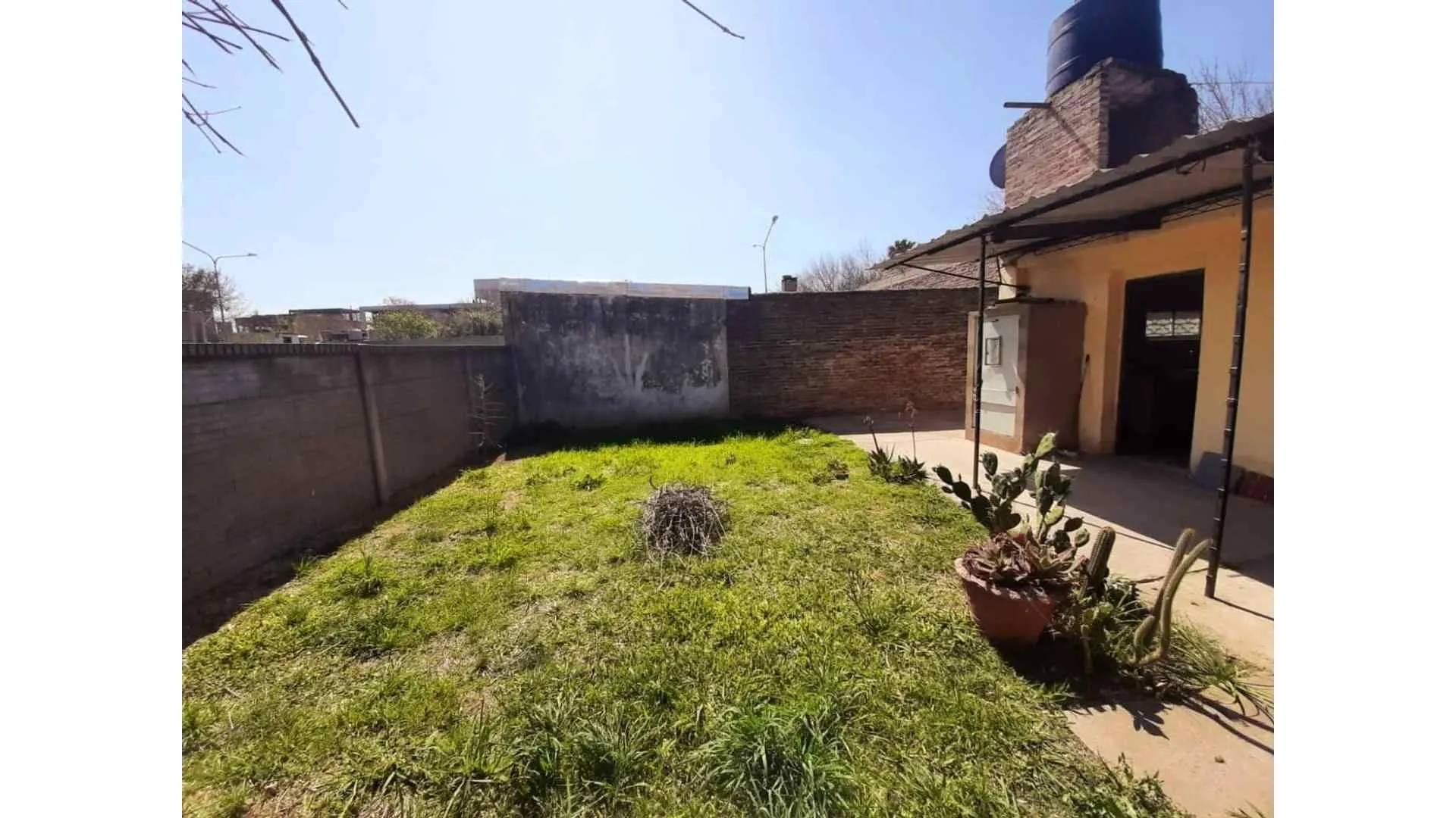 EXCELENTE CASA DE 3 AMBIENTES CON JARDIN EN VENTA BARRIO SAN