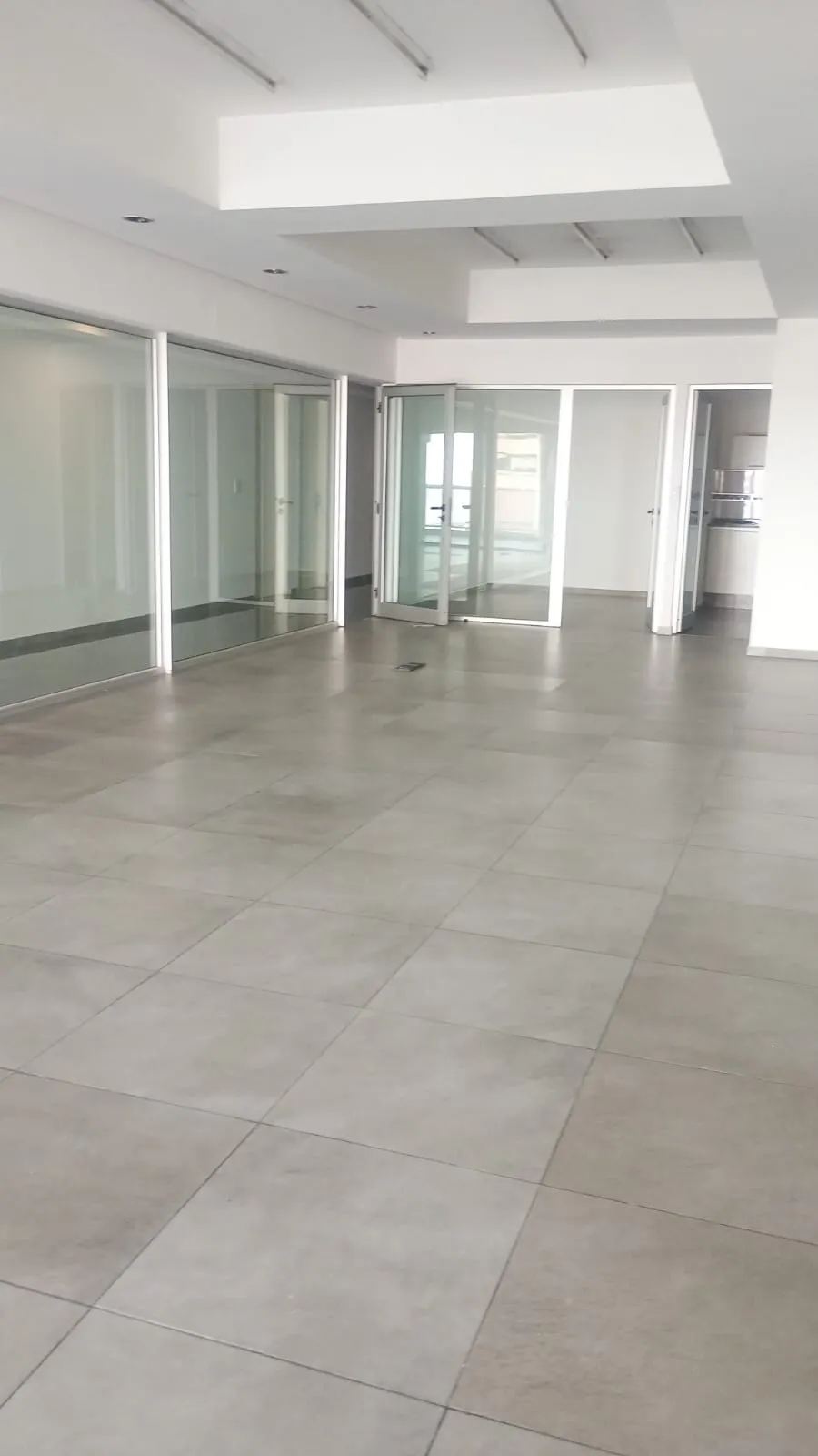 Oficina en Alquiler - Luminosa , Sector coworking, sala de reuniones, privado, balcón