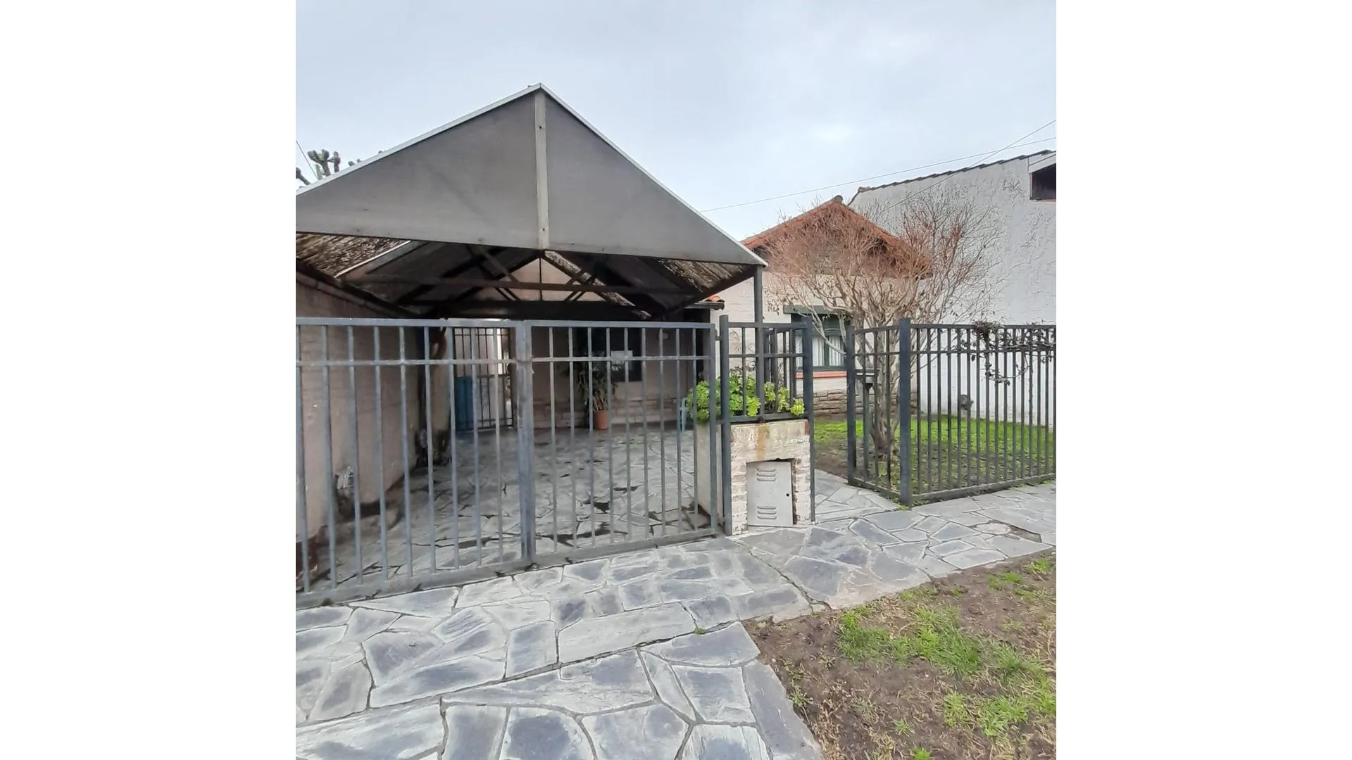 VENTA  O PERMUTA, CASA 4 AMBIENTES CON PARQUE Y TERRAZA