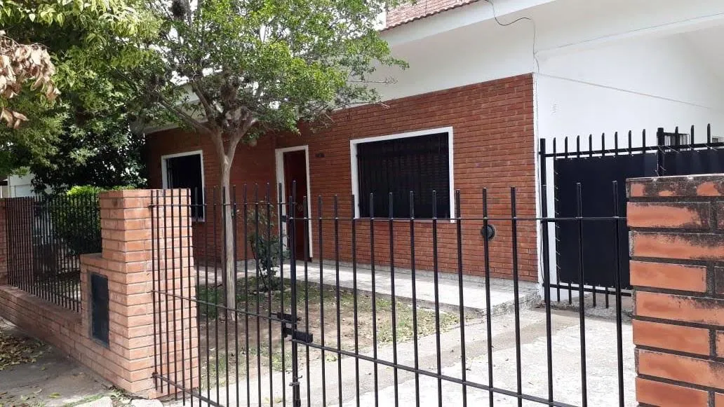 CASA 2 DORMITORIOS CON PATIO Y COCHERA EN CARLOS PAZ (NOTEMPORARIO)