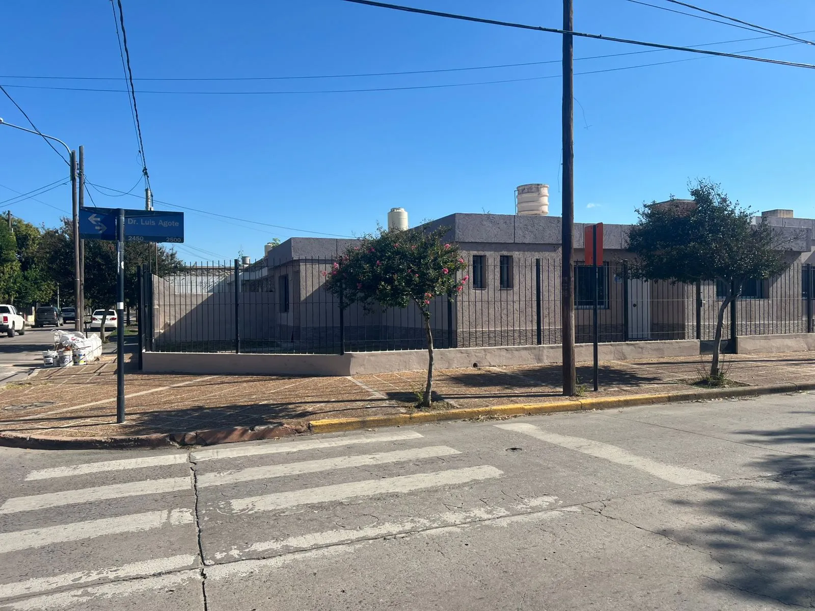 HERMOSA CASA ESQUINA APTA CREDITO BARRIO LOS NARANJOS 3 DORMITORIOS