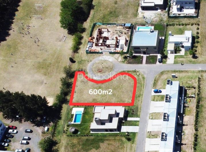 Terreno · 600m²