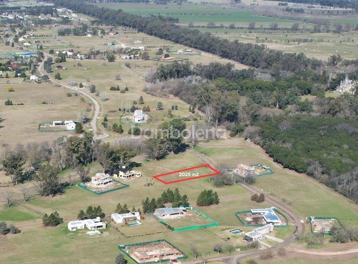 Terreno · 2025m²