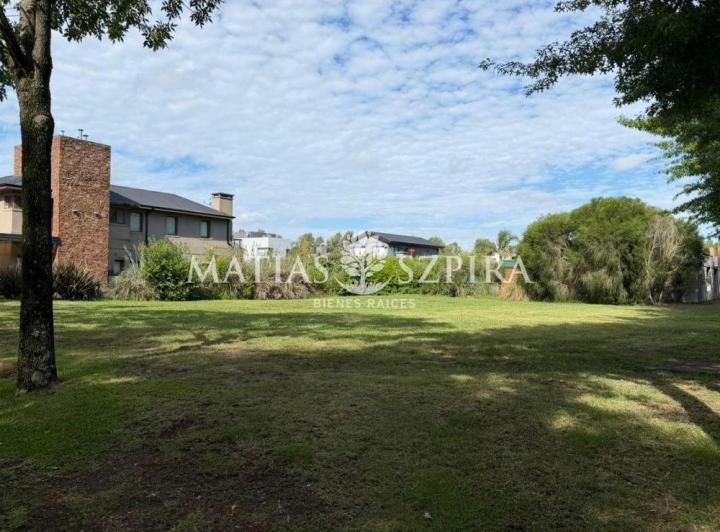 Terreno · 905m²