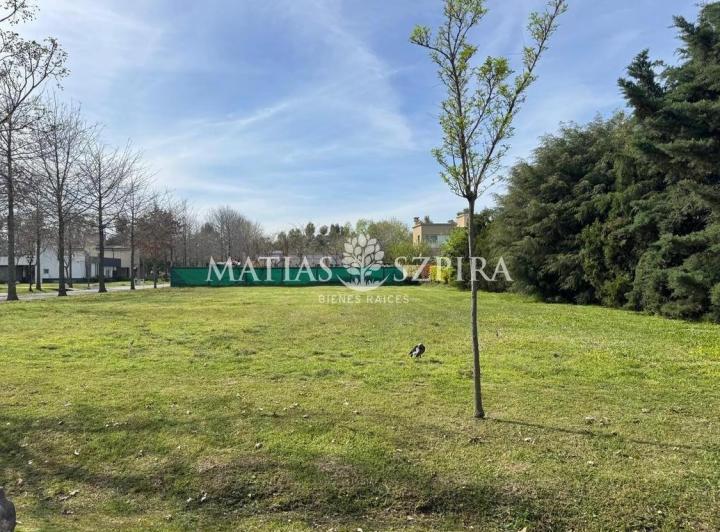 Terreno · 803m²