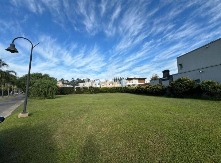Terreno · 811m²