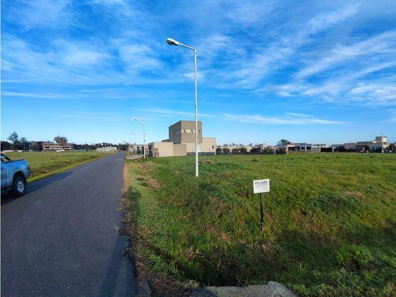 Terreno · 906m²