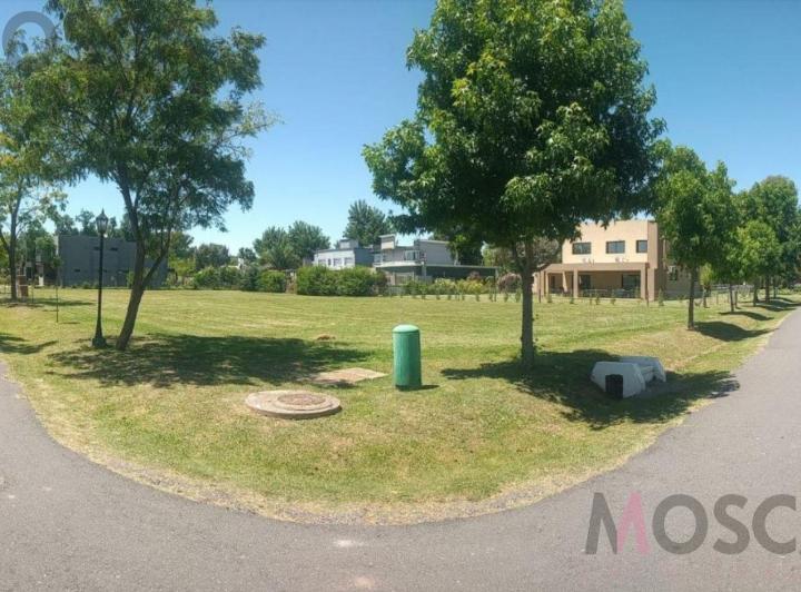 Terreno · 859m²