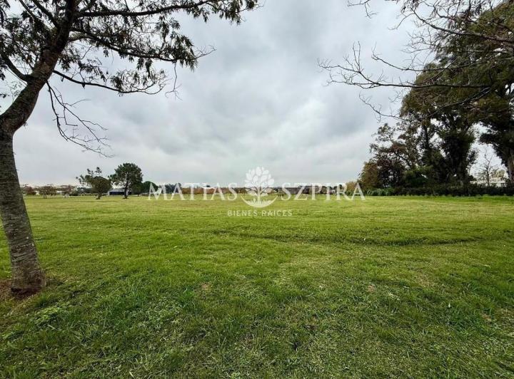 Terreno · 2215m²