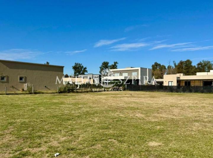 Terreno · 884m²