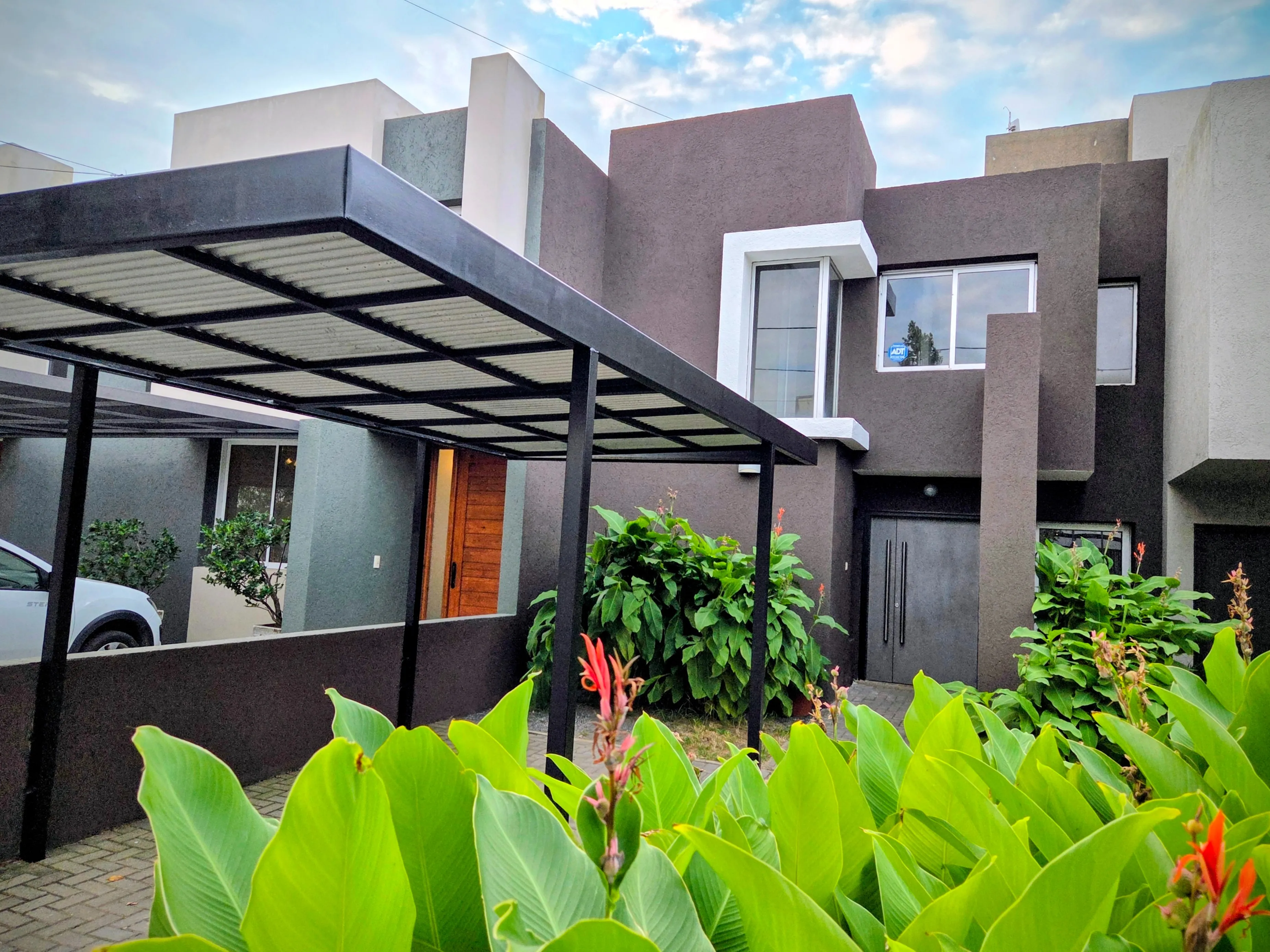 Alquilo duplex en Chacras del Norte de 2 dorm 3 bños galeria y patio