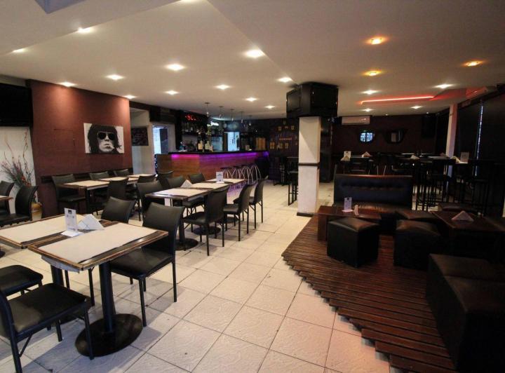 Local comercial · 160m² · 5 Cocheras