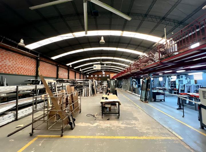 Local comercial · 1498m² · 5 Ambientes · 7 Cocheras