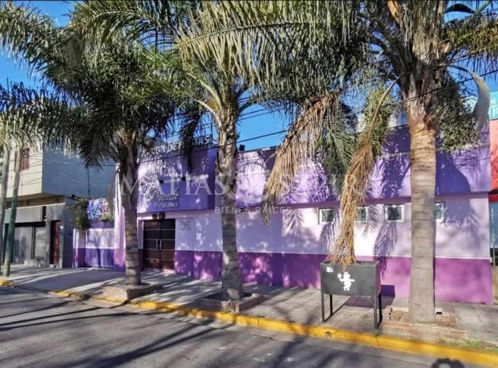 Local comercial · 220m² · 3 Ambientes · 1 Cochera
