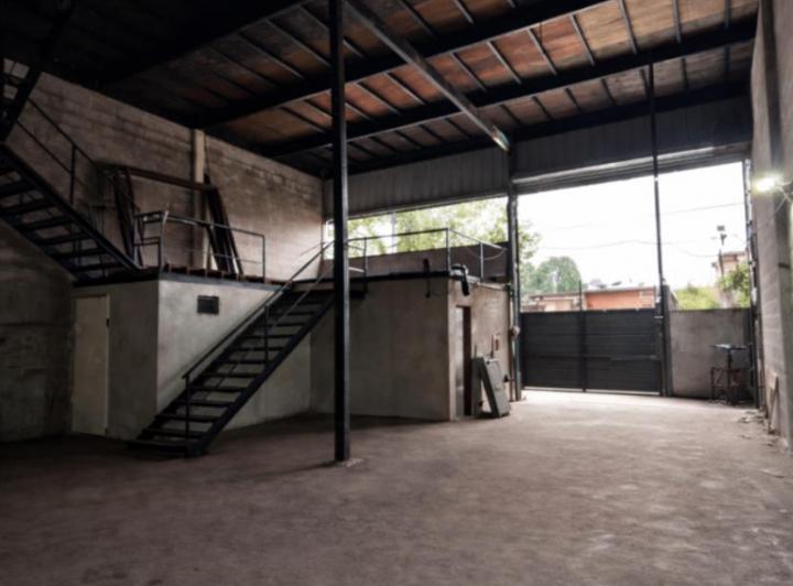 Bodega-Galpón · 320m² · 2 Ambientes · 4 Cocheras