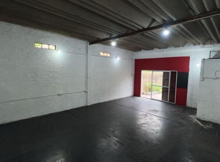 Bodega-Galpón · 100m² · 1 Ambiente · 1 Cochera