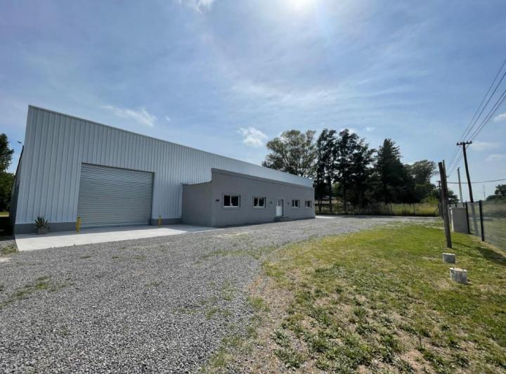 Bodega-Galpón · 1700m² · 5 Ambientes