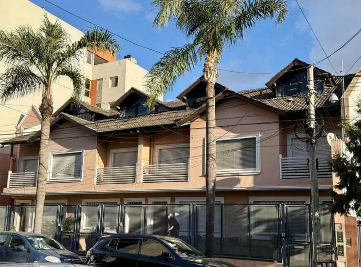 PH · 242m² · 6 Ambientes · 2 Cocheras