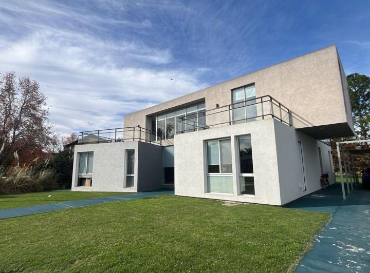 Quinta vacacional · 240m² · 5 Ambientes · 1 Cochera