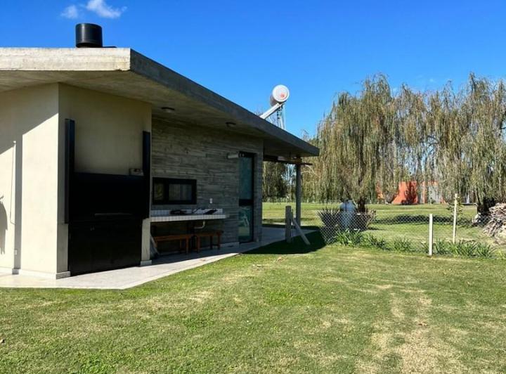 Quinta vacacional · 200m² · 5 Ambientes · 1 Cochera