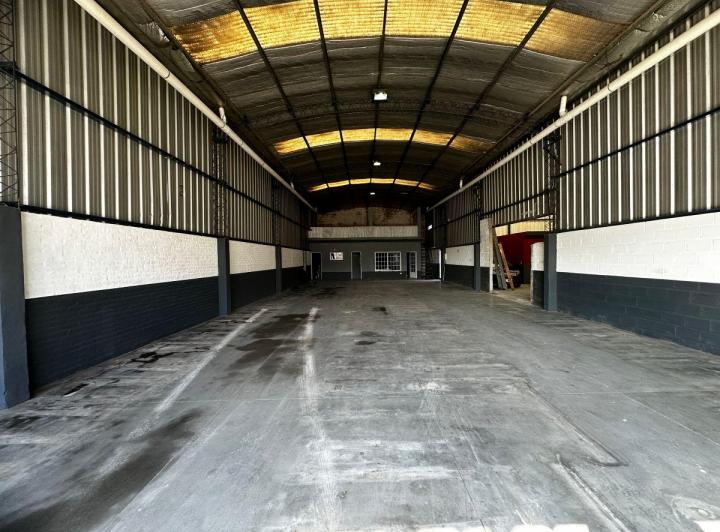 Bodega-Galpón · 270m² · 2 Ambientes · 4 Cocheras