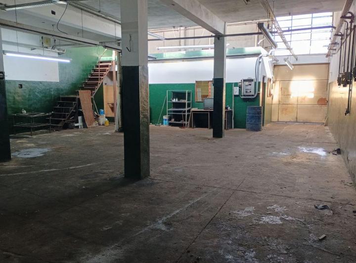 Bodega-Galpón · 180m² · 3 Cocheras