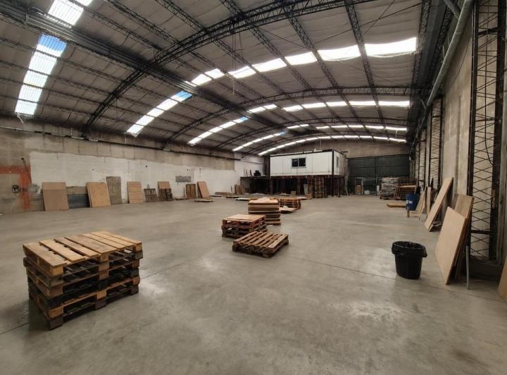Bodega-Galpón · 690m² · 2 Ambientes