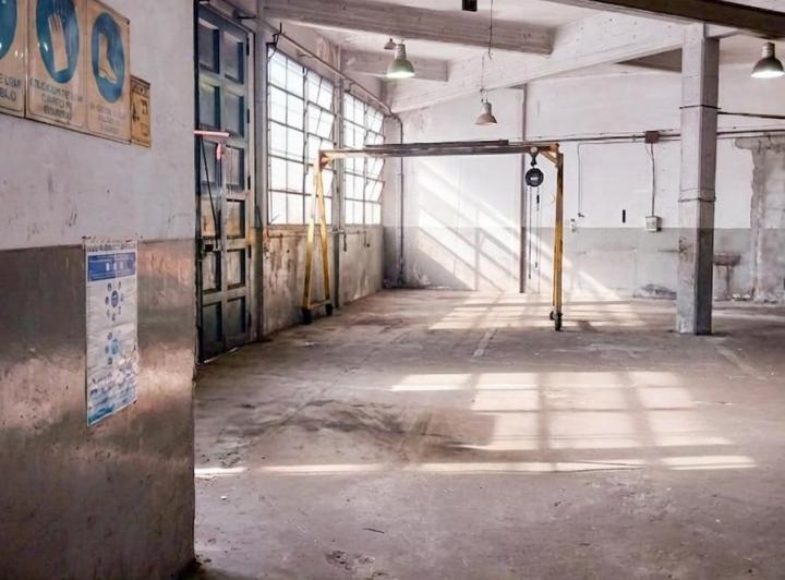 Bodega-Galpón · 450m² · 2 Ambientes · 4 Cocheras
