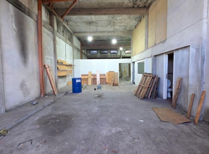 Bodega-Galpón · 200m² · 2 Ambientes · 1 Cochera