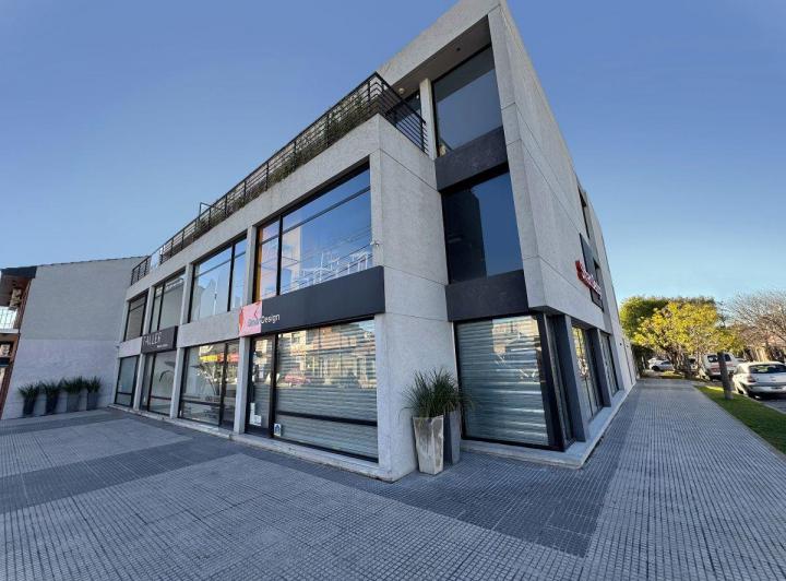 Local comercial · 106m² · 2 Ambientes · 1 Cochera