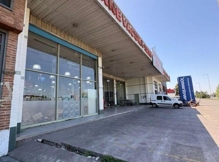 Local comercial · 700m² · 4 Cocheras