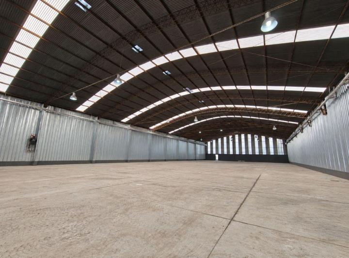 Bodega-Galpón · 2300m² · 4 Ambientes