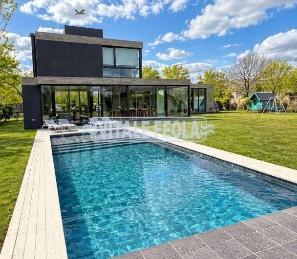 Casa · 220m² · 6 Ambientes · 4 Cocheras