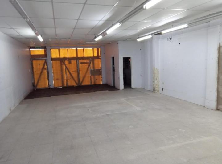 Local comercial · 390m²