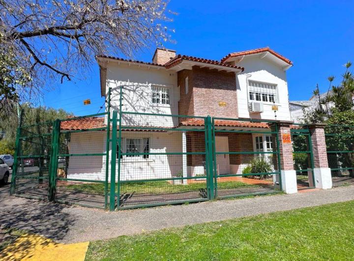 Casa · 200m² · 5 Ambientes · 1 Cochera