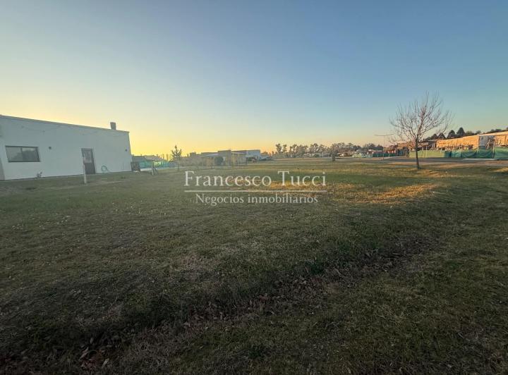 Terreno · 913m²