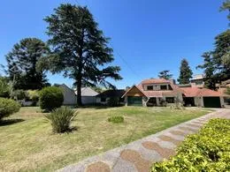 Imponente propiedad a la venta en Jardín Espinosa 5dorm 4baños