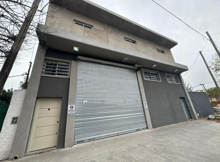 Depósito · 240m² · 4 Cocheras