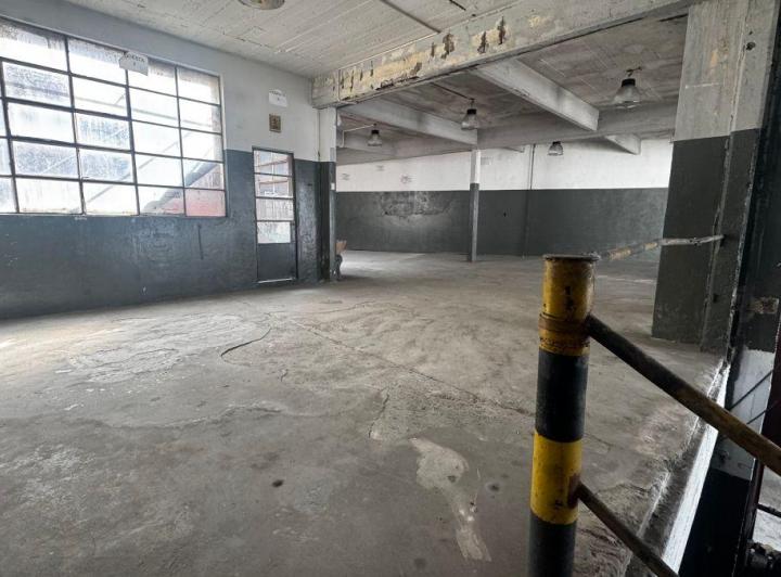 Bodega-Galpón · 840m² · 8 Ambientes · 4 Cocheras