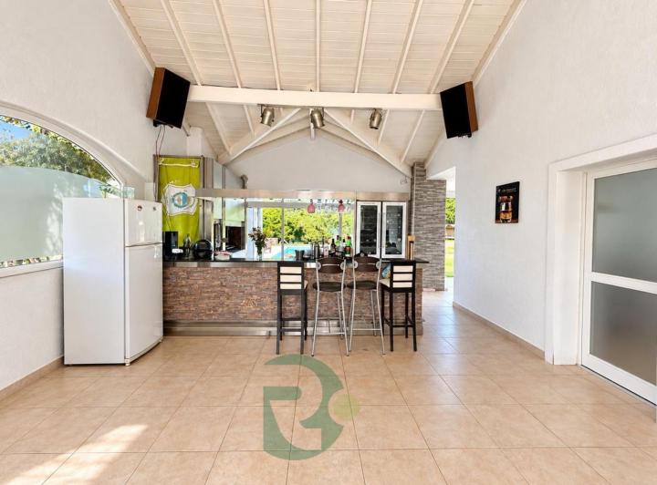 Casa · 280m² · 4 Ambientes · 8 Cocheras