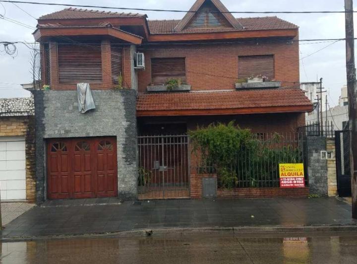 Casa · 220m² · 5 Ambientes · 2 Cocheras