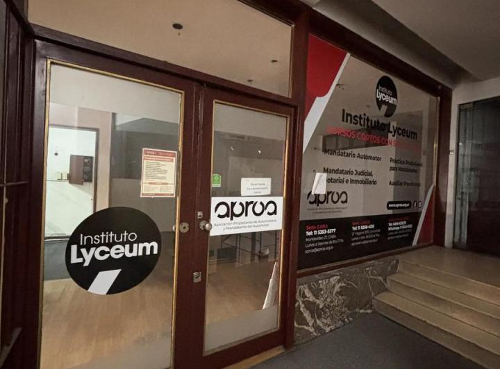 Local comercial · 233m²
