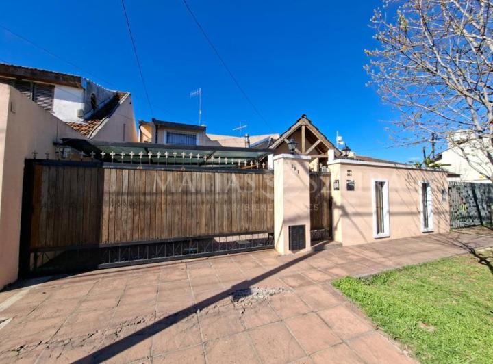 Casa · 235m² · 9 Ambientes · 2 Cocheras