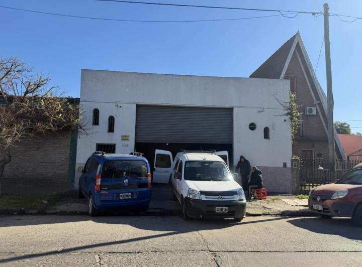 Bodega-Galpón · 300m² · 2 Ambientes · 1 Cochera