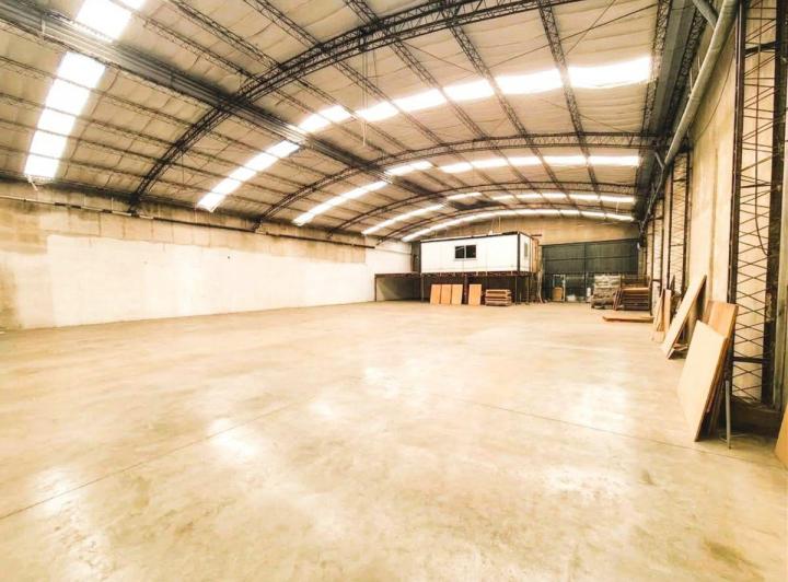 Bodega-Galpón · 700m² · 2 Ambientes · 1 Cochera
