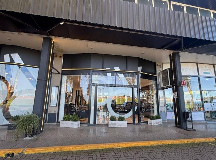 Local comercial · 195m² · 4 Ambientes · 6 Cocheras