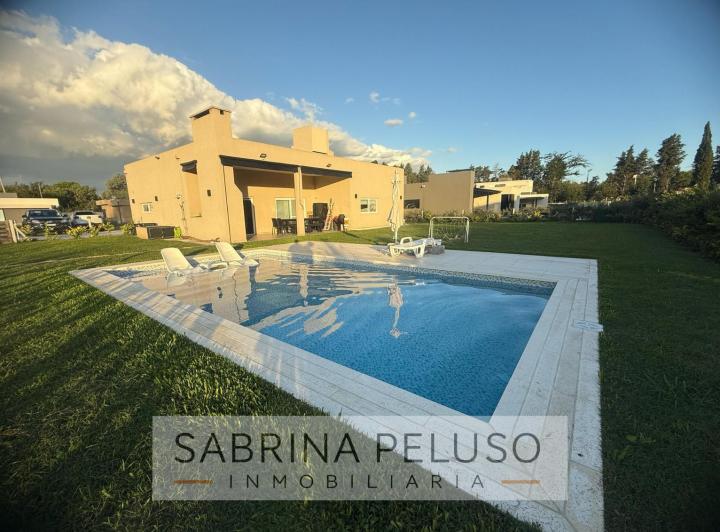Casa · 200m² · 4 Ambientes · 6 Cocheras