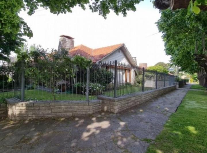 Casa · 323m² · 6 Ambientes · 2 Cocheras