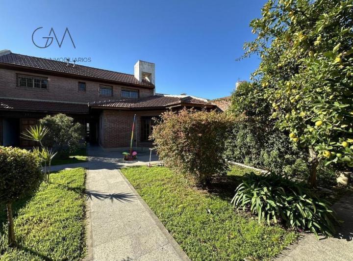 Casa · 244m² · 5 Ambientes · 1 Cochera